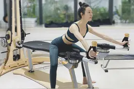 被王鸥的“水蛇腰”惊艳到了，穿紧身装玩倒挂金钩，没有一丝赘肉图片