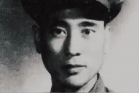 1949年，国军一飞行员驾机投奔我军，机舱里满载着蒋介石的银元图片