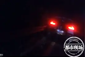 女子高速查看导航，低头瞬间车辆失控，随后撞上护栏图片