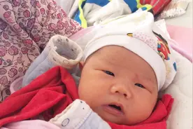 2个月小宝宝到晚上就哭闹 只能每晚轮流抱在地上走 医生也没办法视频封面