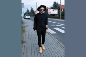 男人过了45岁，少穿polo衫牛仔裤！学陈坤靳东这样穿，减龄还帅气图片