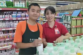 我陪父母过“十一”| 男孩体验超市促销员：心疼妈妈的疲惫，替她干活很幸福图片