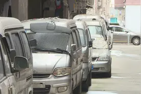 外来“僵尸车”长期霸占小区车位，居民很气愤图片