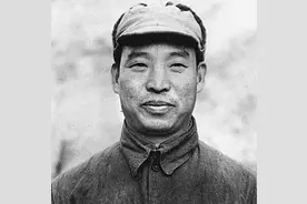 1955年授衔时，他负责宣读十大元帅的名单，但他自己却没有军衔图片