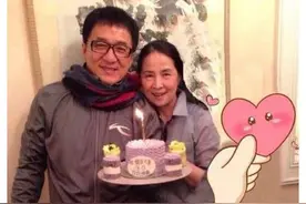 她是成龙的妻子，掌管几十亿家产却不爱打扮，67岁身材却还似少女图片