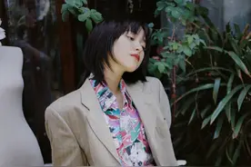 沈月穿西装配五分裤，搭印花衬衫超有年代感，感觉下秒要跳Disco图片