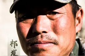 五四青年节，说件让人泪目的事，当兵三年未归家，母亲三次不识儿图片