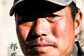 五四青年节，说件让人泪目的事，当兵三年未归家，母亲三次不识儿图片