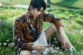王俊凯登上《ELLE》八月刊，徜徉于花海中图片