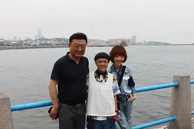 青岛这对霸屏情侣故地重游 王宁：十八岁前没说过普通话，都说青岛话图片