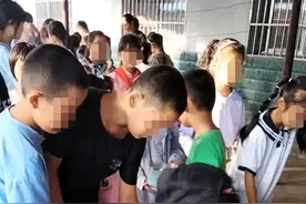 湖南一学校食堂员工用手抓的方式给学生打饭，教体局：相关人员已经进行了处理图片