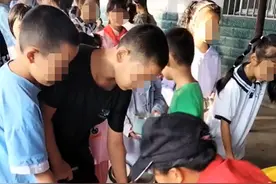 湖南一学校食堂员工用手抓的方式给学生打饭，教体局：相关人员已经进行了处理图片