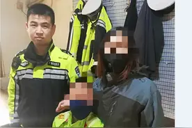 这个妈妈太粗心！孩子都不在电动车上了还一直往前跑图片