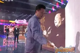 歌唱家郁钧剑果然多才，现场提笔，这字惊到你了吗？图片