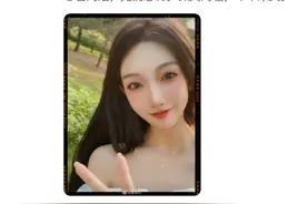 吴某凡涉嫌强奸被拘，都美竹摆V手势，律师称“凡犯我中华女性者，虽远必诛！”加拿大籍不是护身符图片