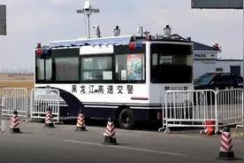买台报废车，雇了个不合格司机！这俩人凑一块，违法行为一大堆！图片