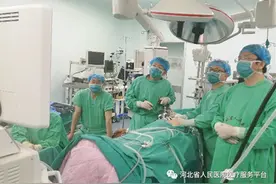 治疗疝气——腹腔镜下完全腹膜外腹股沟疝修补术图片