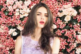 莫妮卡贝鲁奇女儿出“道”，穿印花连衣裙拍美照，超模气质不输妈图片