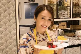 人美心善！黎姿带女儿为独居老人送中秋礼物，下个月迎来50岁图片