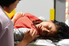 龙凤胎女儿先出生，被妈妈执意当作妹妹，家长的“精明”代价不小图片