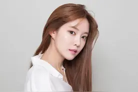 皇冠女团性感担当朴孝敏清新走来，拂过一阵香熏微风！图片