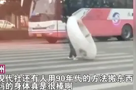 大妈徒手拆卸商场月亮秋千，众目睽睽下将其扛走，网友：大妈好体力图片