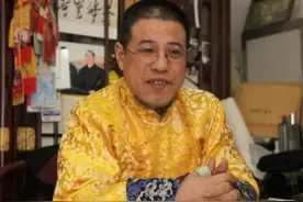 活在梦里？乾隆七世孙，至今仍戴帝王玉扳指，曾身穿龙袍公开祭祖图片