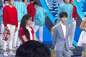 五四晚会生图比美，热巴校园李沁花仙子，关晓彤短裙身材我看愣了图片