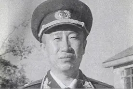 1955年解方被授予少将军衔，彭老总：他是少将，我顶多当个中将图片
