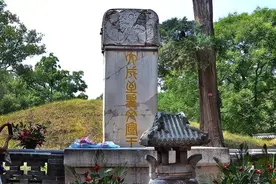 康熙来到孔子墓前，看见碑文迟迟不跪，大臣遮住一字后他为何跪了图片