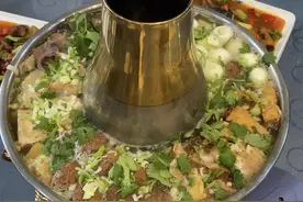 兰州暖锅：满满的夹沙丸子鸡牛羊肉。图片