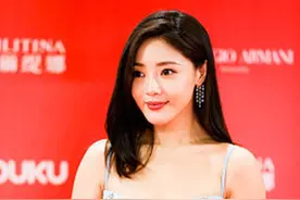 小姨妈邓家佳礼服长裙出镜，气质成熟端庄有礼，比以前更靓丽动人图片