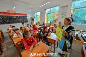 躬耕苗乡三尺讲台58载，这位老人了不起图片
