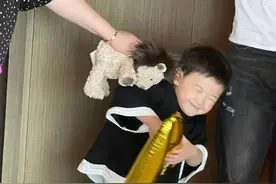 沈腾儿子成儿童节最大赢家！穿短袖小肉脸超萌，笑起来跟爸爸好像图片