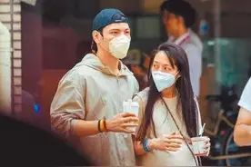 郭碧婷10月临盆肚大如箩，向佐全程贴心照顾，向太也抵台陪伴图片