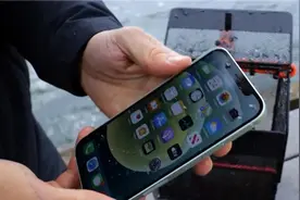 苹果 iPhone 11/12 防水测试：在9 米水下20 多分钟后均完好无损图片