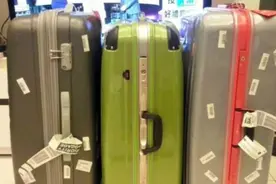 为何很多人下飞机之后，都不撕掉行李上的标签？空姐一语道破真相图片