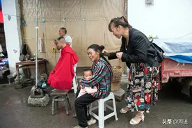 乡村老人一头蓄了十多年的长发，几十元钱就卖给了收购头发的贩子图片