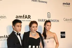 何猷君姐弟仨罕见同框，20岁何超欣气质优雅，何超盈发福现富态美图片