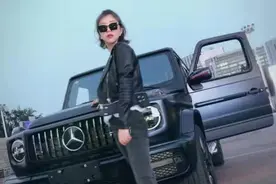 奔驰女进故宫撒欢的大门是谁开的图片