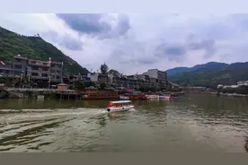 自驾秦岭陕鄂交界的漫川古镇，完美周末两日游充满了流动的画面图片