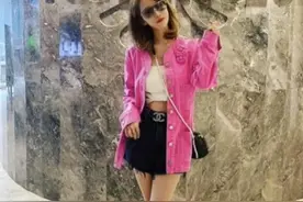 阔太李念真会赶时髦，露脐装配短裙秀美腿，一身大牌却穿出网红范图片