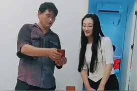 大衣哥儿媳掌握“流量密码”，黑裤打扮似邻家女孩，比之前讨人喜图片