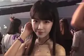 曾经的“剪刀手女神”红遍全网，长大后被富二代看中，现在成这样图片