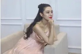 吉娜怀孕7月仍少女，穿粉裙孕肚浑圆遮不住，天鹅颈绝美手臂纤细图片