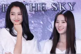 关晓彤1米72，鞠婧祎1米59，看清两人的腿长对比：这又咋解释？图片