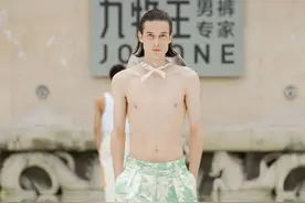 32岁首登巴黎时装周，仅用一条裤子让老外惊艳：国货真是yyds图片