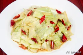 厨师长教你炝炒包菜的做法，香辣少油，家常实用，2分钟炒一盘图片