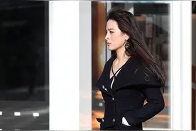 街拍：穿猫跟走猫步的优雅美女图片
