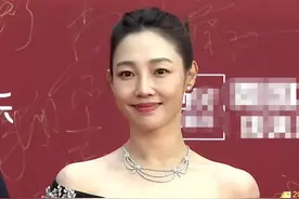 北京电影节红毯：董璇深V礼服吸睛，姚晨显年纪，杨颖红裙俗气图片